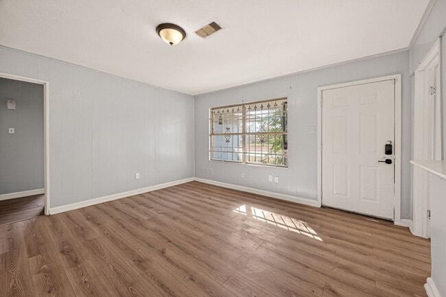 Building Photo - Affordable 4-Bedroom 2-Bathroom Convenient South Houston Home Near Medical Center & City Access