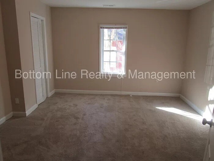 Building Photo - Room in House on Plainview Rd