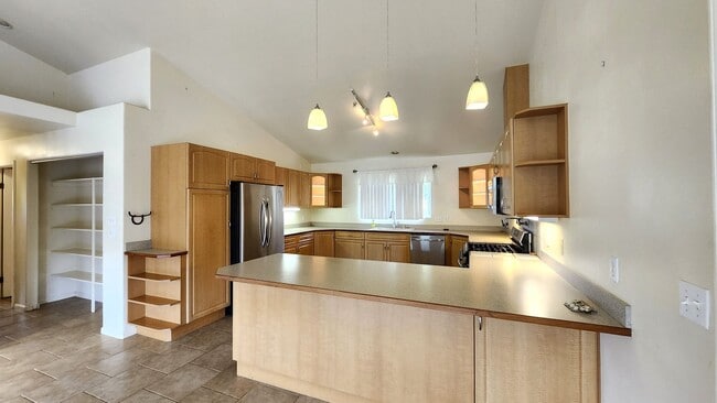 Building Photo - Rental Available in Beautiful Waimea