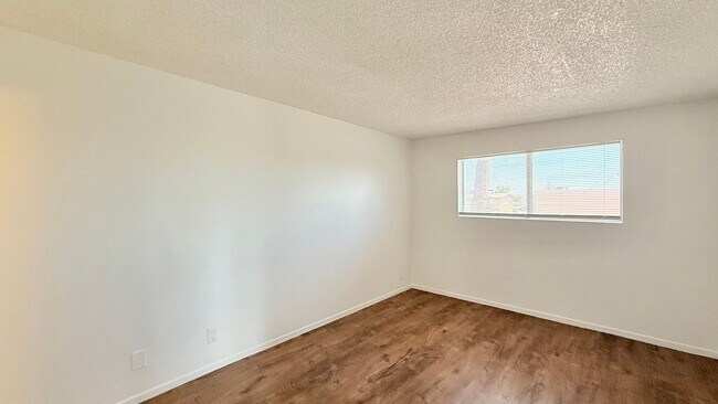 Building Photo - Spacious 3 bed, 2 bath upstairs, condo in Central Phoenix