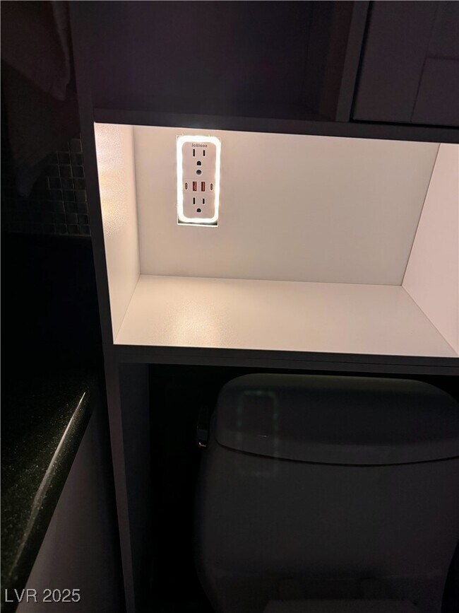 Building Photo - 350 E Desert Inn Rd