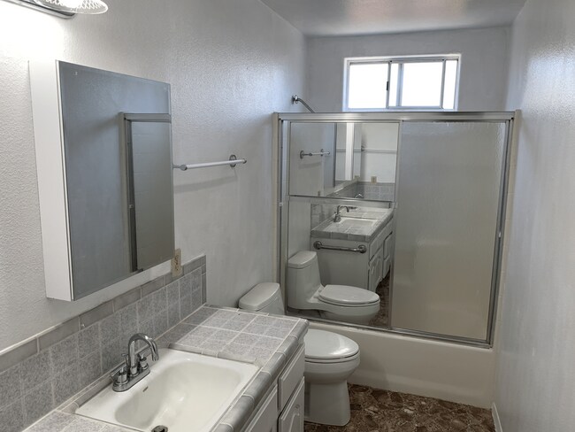 Building Photo - 825 Raaberg Way