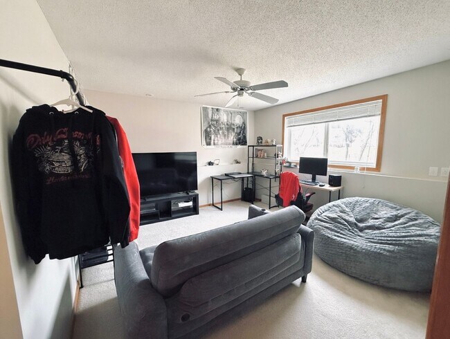 Building Photo - Great 2 Bedroom Townhome in Prime Apple Valley Location!   W’Finished Basement