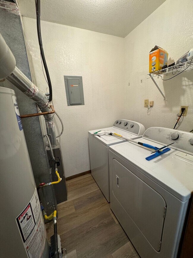 Building Photo - Open and bright top floor 2BD/2BA Condo wi...