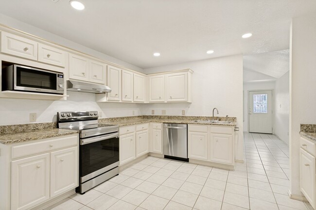 Building Photo - 2-BEDROOM, 2.5-BATHROOM DUPLEX/CONDOMINIUM IN TERRELL HEIGHTS