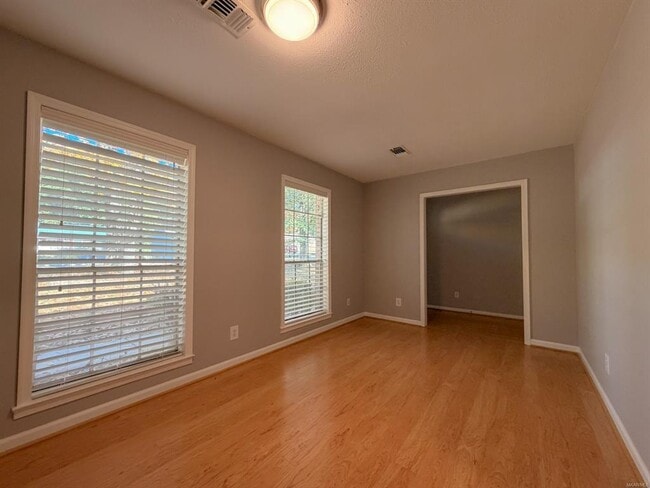 Building Photo - 122 Primrose Dr