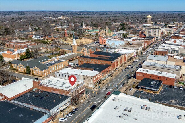Building Photo - 300 S Main St