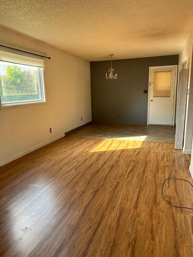 Building Photo - 744 Howard Ave