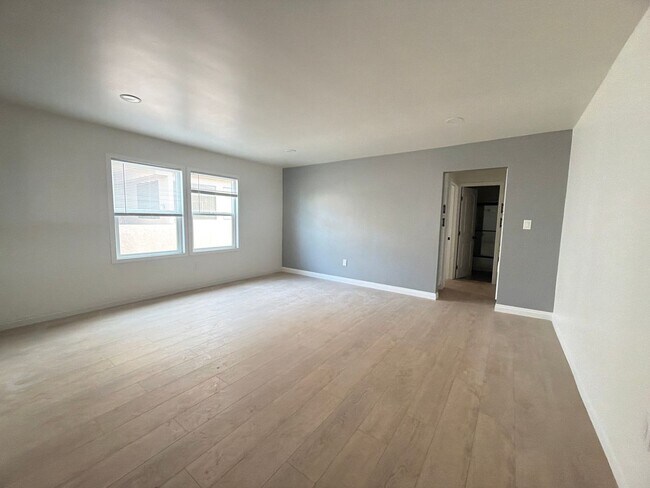 Building Photo - 2400 Del Mar Ave