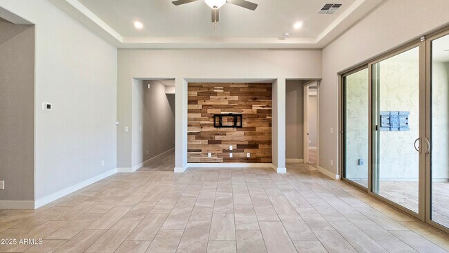 Building Photo - 18407 W Sandlewood Dr