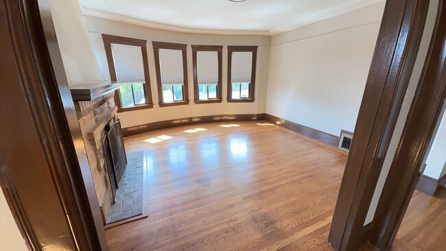 Building Photo - Bright Sunnyside Home with Fireplace, Bay Windows & Private Backyard!