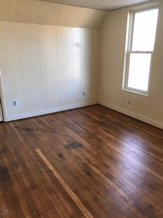 Building Photo - 3 bedrooms 2 full baths