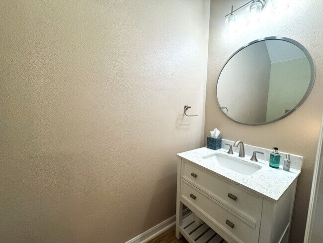 Building Photo - Updated Townhome in Gated Magnolia Park!