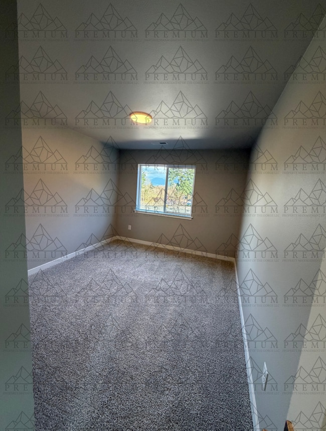 Building Photo - 1026 SE Warco Dr