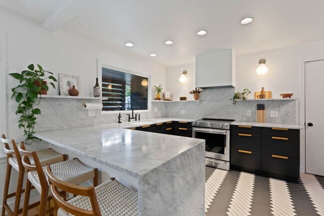 Building Photo - Beautiful Single Family Home!