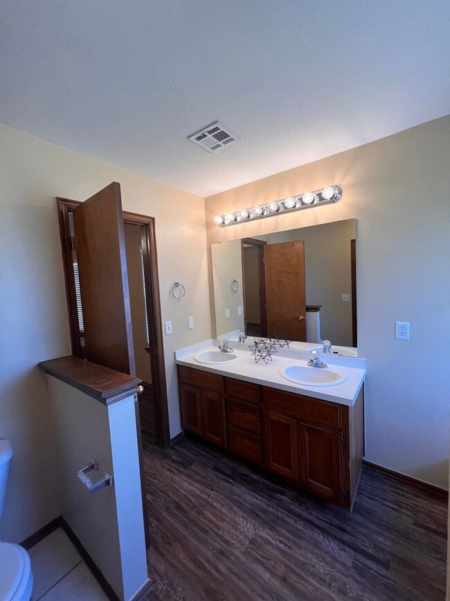 Building Photo - Beautifully Updated 3 Bedroom, 2 Bath Home...