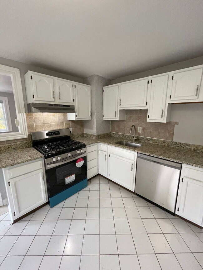 Building Photo - Renovated 2 bed 1 bath apartment in South Side!