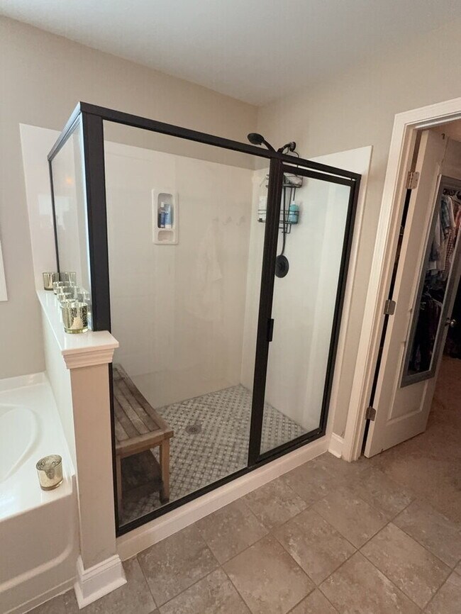 Building Photo - 302 Pond Hill Ct