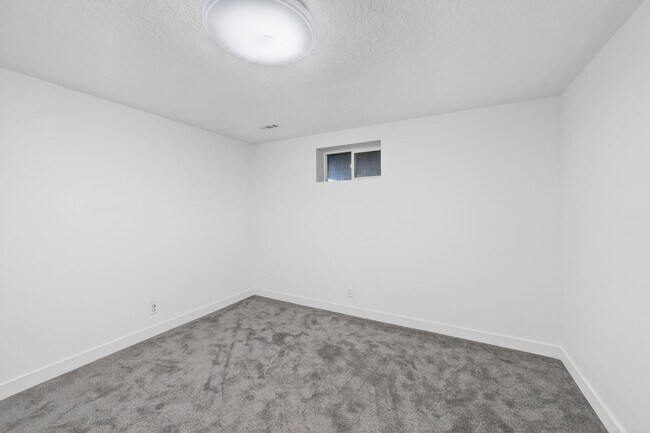 Building Photo - 281 W 2000 S St