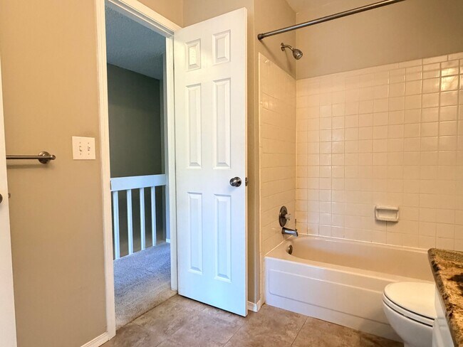 Building Photo - Updated Townhome in Centennial