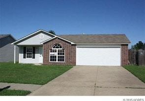 Building Photo - 616 NE Fenway Ave