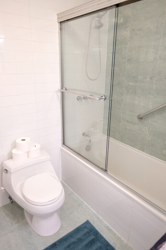 Building Photo - 65 W 107th St