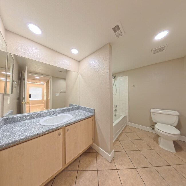 Building Photo - BEAUTIFULLY UPDATED 2 BED 2 BATH CONDO IN ...