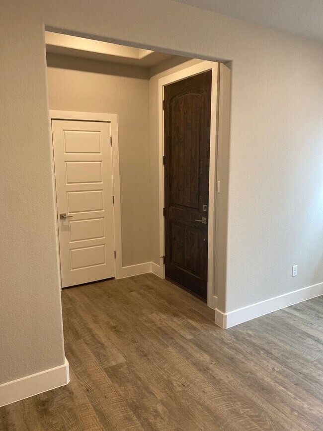 Building Photo - Coming soon! Darling 3/2/2 Fireplace - Walk in Shower - commuter friendly