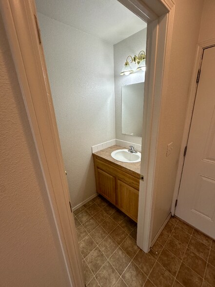 Building Photo - 116-118 NE Lotus Ct