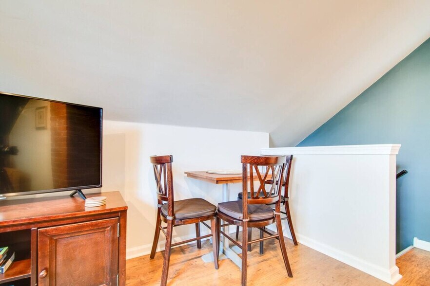 Building Photo - 42 Old Lancaster Rd