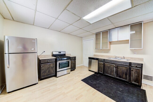 Building Photo - Available August 2024 - 3 Bedroom Home w/ ...