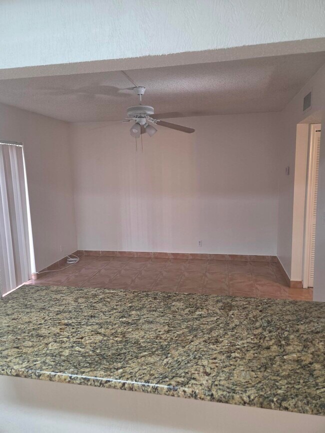 Building Photo - 3062 Riverside Dr