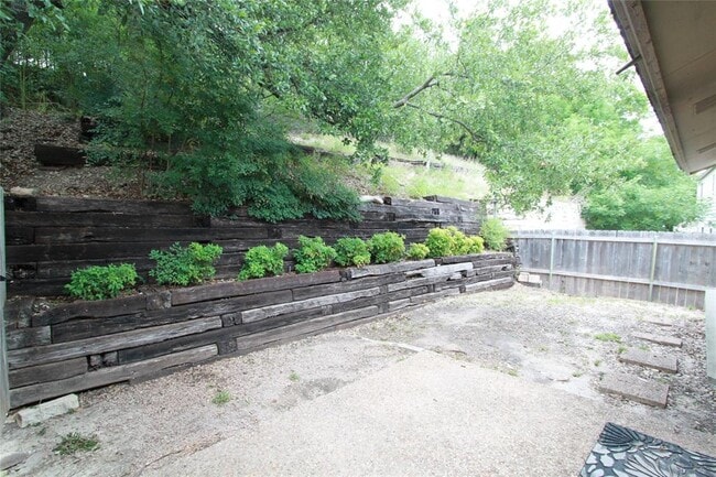 Building Photo - 6811 Thorncliffe Dr