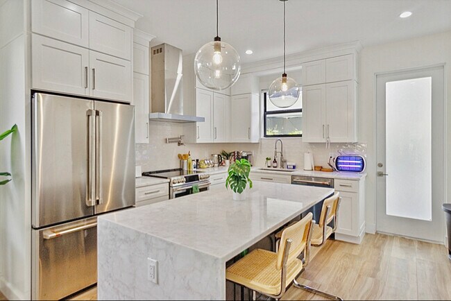 Building Photo - 436 Monroe Dr