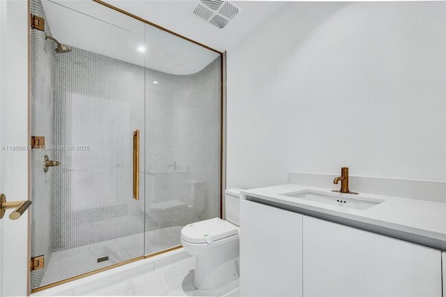 Building Photo - 2678 Tigertail Ave