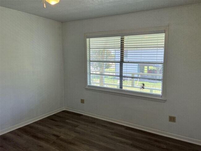 Building Photo - 215 13th St