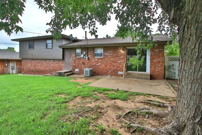 Building Photo - Large 3 bed/2 bath with BONUS ROOM in Yukon!
