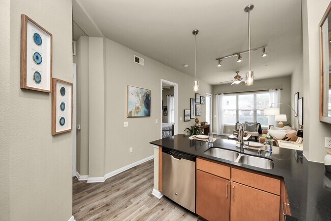 Building Photo - 5455 Richmond Ave.