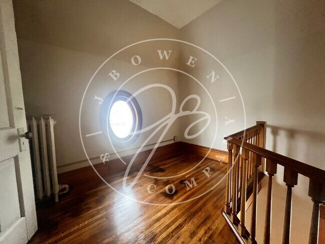 Building Photo - "Charming 3-Bedroom with 2 Full Baths in t...