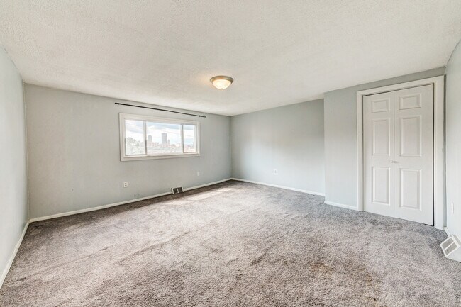 Building Photo - AVAILABLE AUGUST 2026 - Beautiful 3 Bedroom Home w/ OFF-STREET PARKING & Deck!