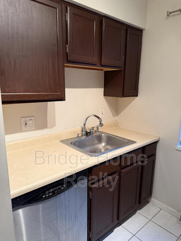 Building Photo - 210 Woodhaven Dr