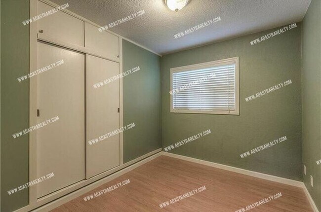 Building Photo - Adorable North Overland Park Home-Available in APRIL!!