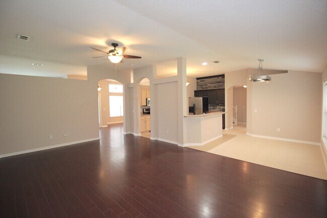 Building Photo - Huge 4 Bed 3 Bath Home w FENCED YARD and SCREENED LANAI for Rent!