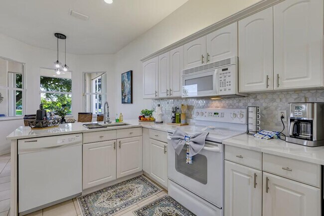 Building Photo - 533 SE 21st Ave