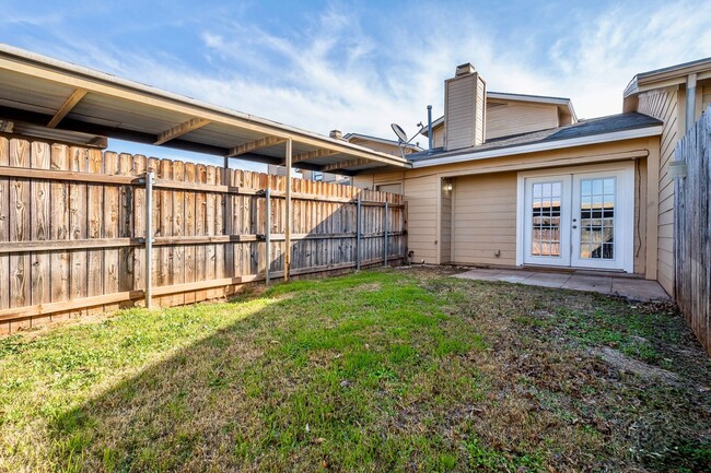 Building Photo - Fully Remodeled Townhome with Loft and Pri...