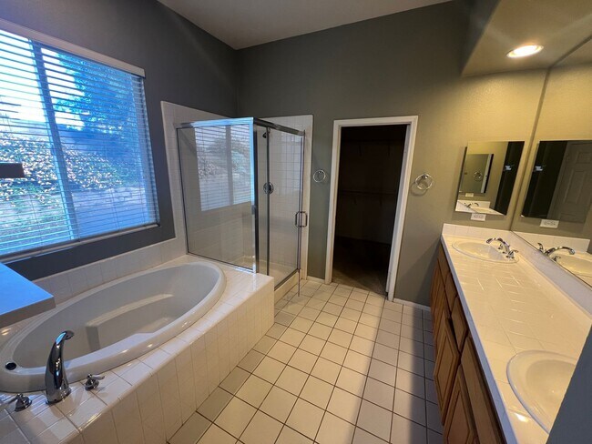 Building Photo - 4420 Putting Green Dr