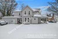 Building Photo - Available Now | 1 Bed, 1 Bath Upper Apartm...