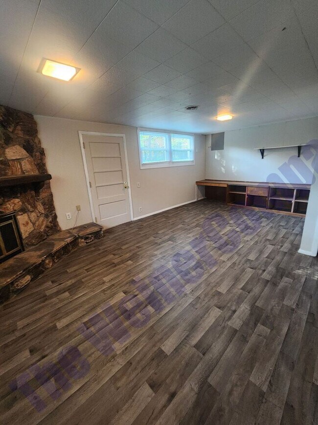 Building Photo - 4 Bedroom 2 bath House Available August 1st!