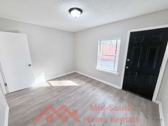 Building Photo - 139 N Claybrook St