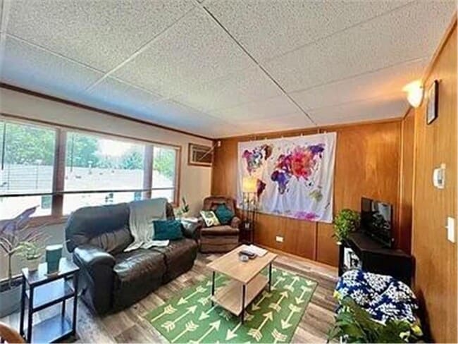 Building Photo - 553 Lemon St N